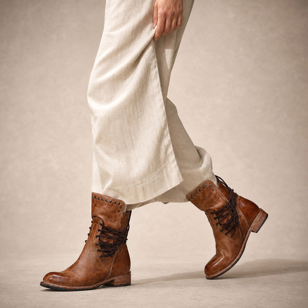 Oetrudis | Stiefel mit Nieten und Wickelschnürung Braun – Produktfoto