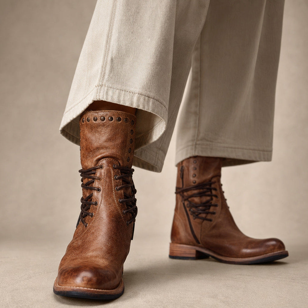 Oetrudis | Stiefel mit Nieten und Wickelschnürung in Braun – Premium Editorial