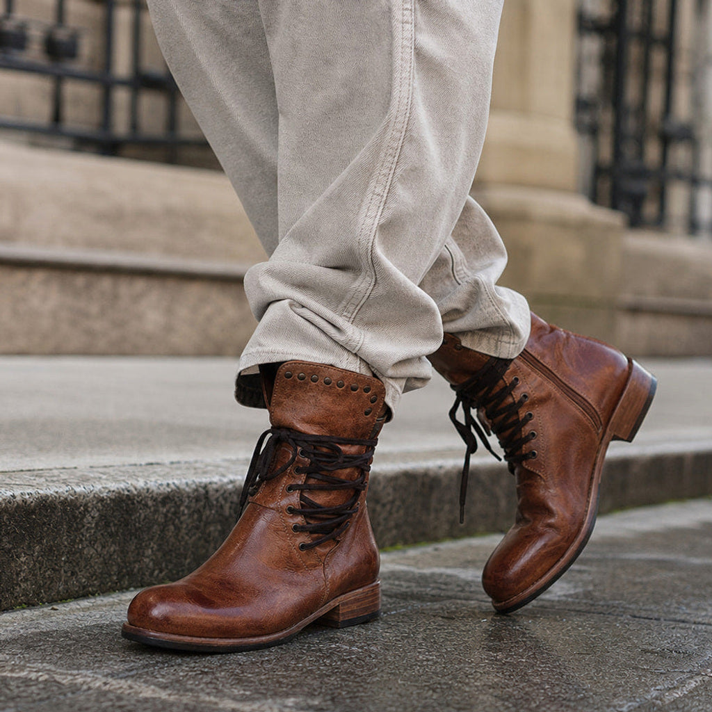 Oetrudis | Stiefel mit Nieten und Wickelschnürung Braun – Gestyltes Editorial-Foto