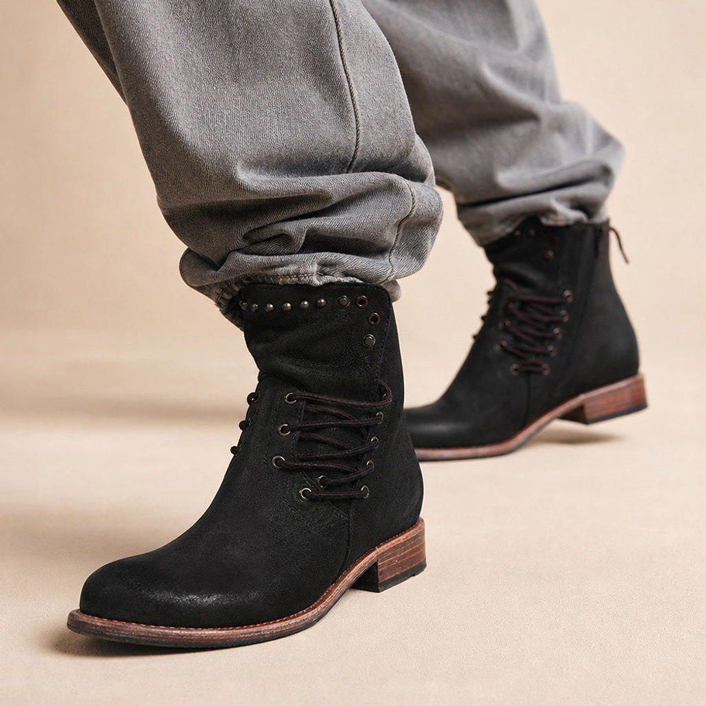Oetrudis | Stiefel mit Nieten und Wickelschnürung Schwarz – Produktfoto