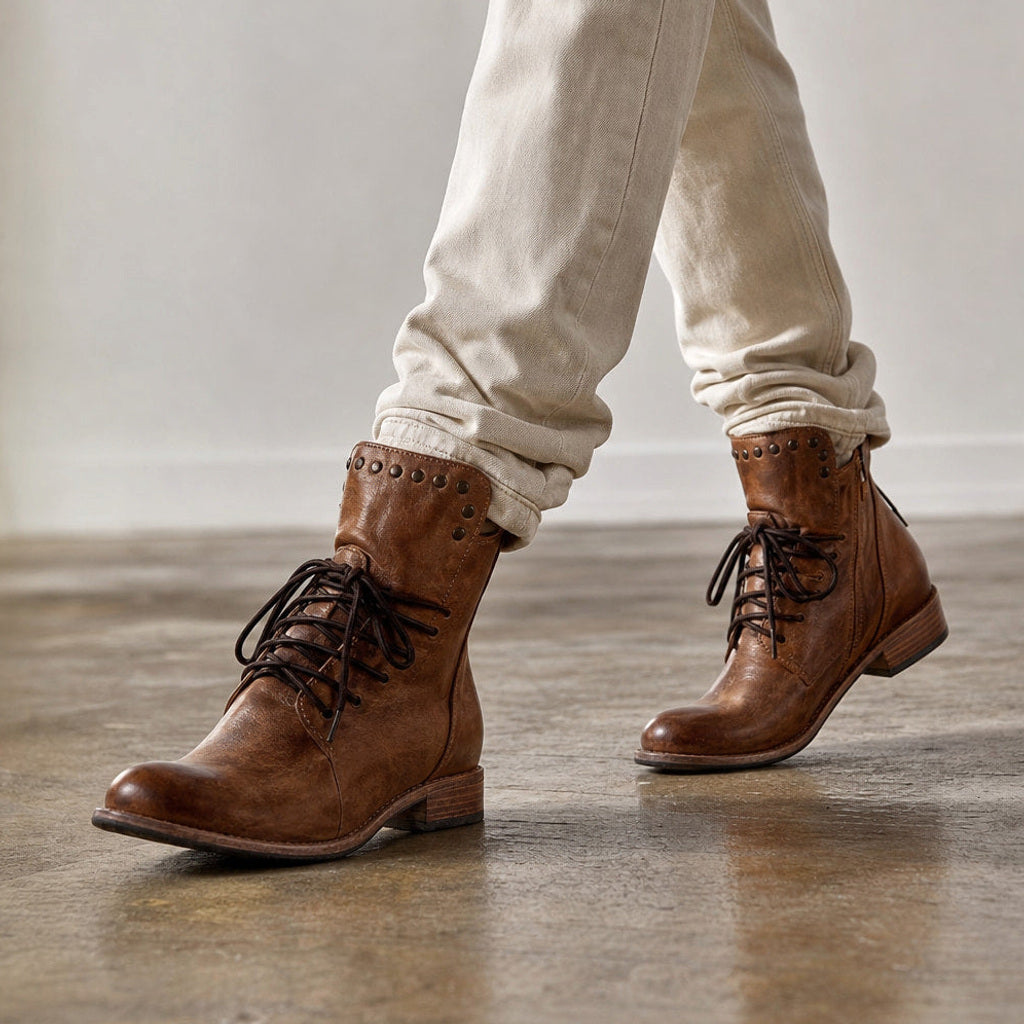Oetrudis | Stiefel mit Nieten und Wickelschnürung – Gestyltes Editorial-Foto