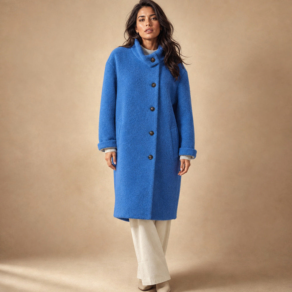 Ofka | Lange Winterjacke mit schmalem Schnitt in Blau – Premium Editorial