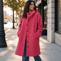 Ofka | Lange Winterjacke mit schmalem Schnitt Dunkelrosa – Gestyltes Editorial-Foto
