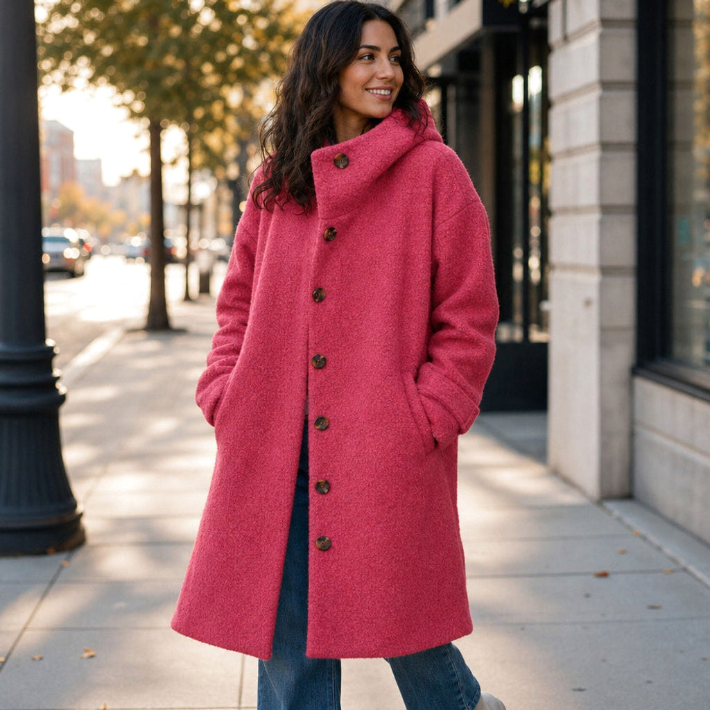 Ofka | Lange Winterjacke mit schmalem Schnitt Dunkelrosa – Gestyltes Editorial-Foto