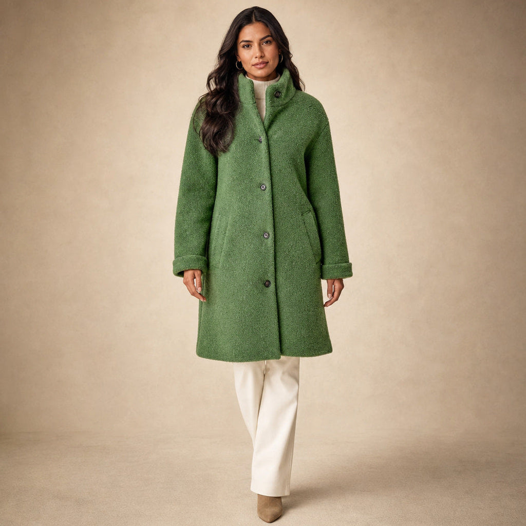 Ofka | Lange Winterjacke mit schmalem Schnitt in Grün – Premium Editorial