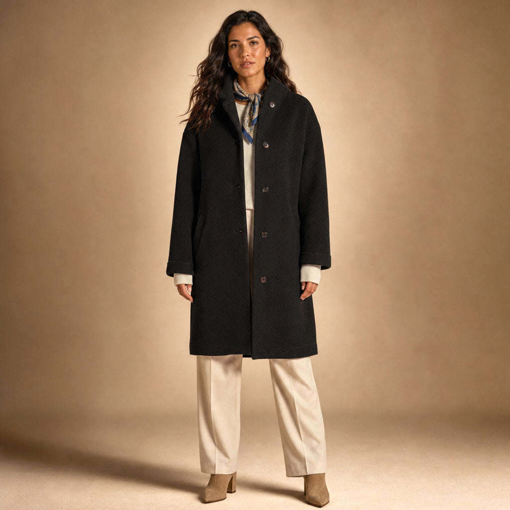 Ofka | Lange Winterjacke mit schmalem Schnitt in Schwarz – Premium Editorial