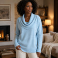 Olesha | Rollkragenpullover mit Wasserfallkragen Hellblau – Gestyltes Editorial-Foto