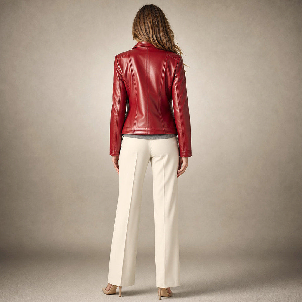 Ortlinde | Kunstlederjacke mit asymmetrischem Zip Karmesinrot – Gesamtlook