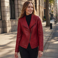 Ortlinde | Kunstlederjacke mit asymmetrischem Zip Karmesinrot – Gestyltes Editorial-Foto
