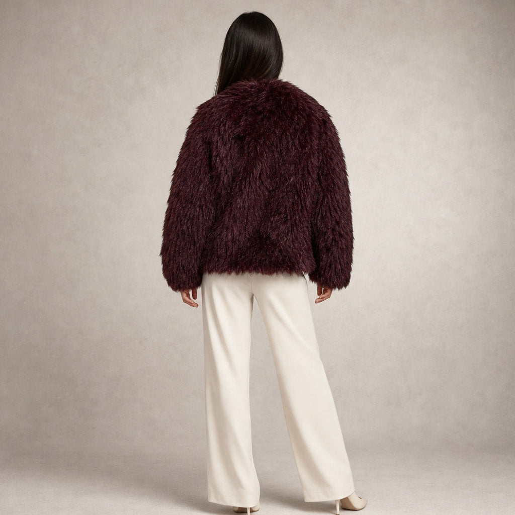 Pia | Kunstfellmantel in Wickelform Bordeaux Bordeaux – Gesamtlook
