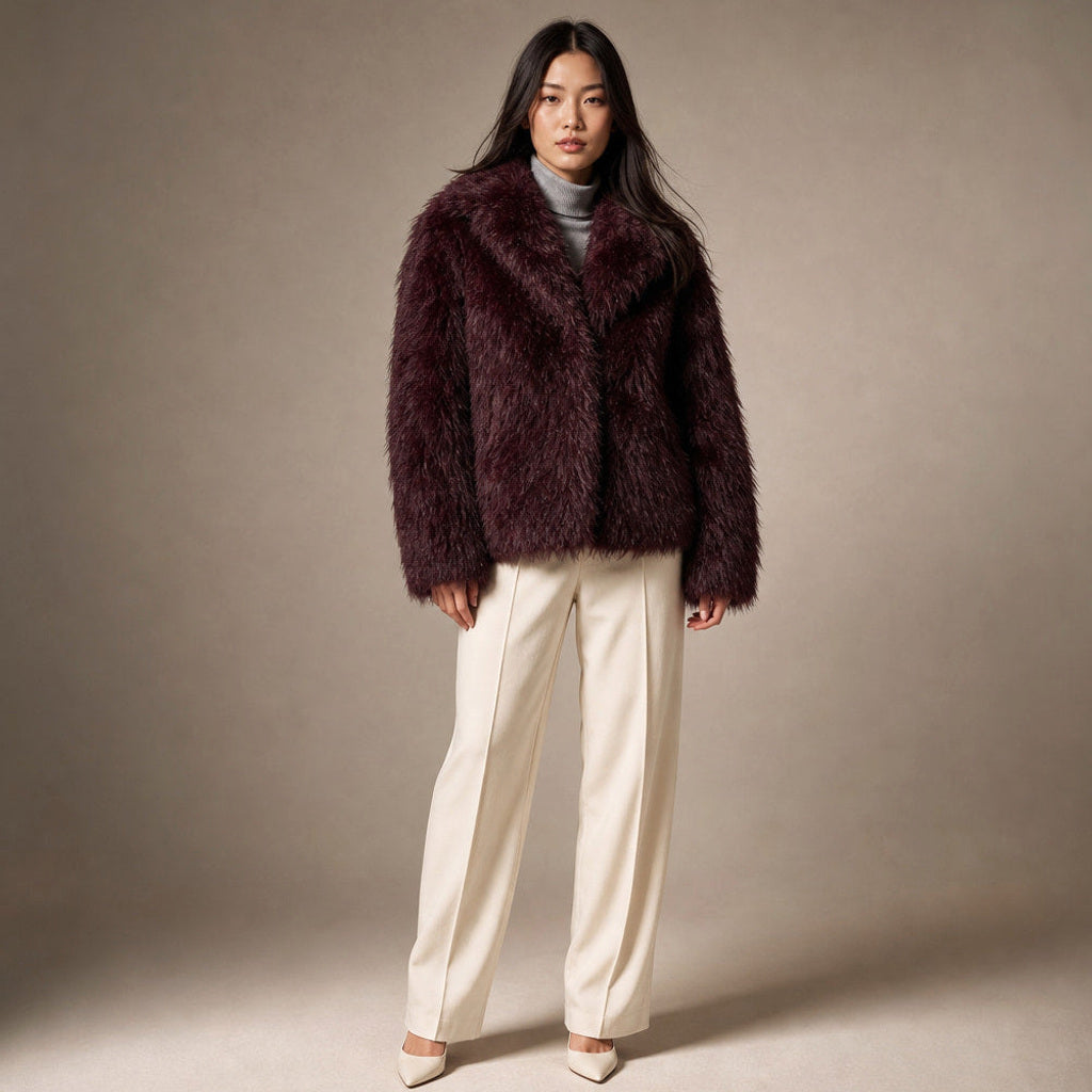 Pia | Kunstfellmantel in Wickelform Bordeaux in Bordeaux – Premium Editorial