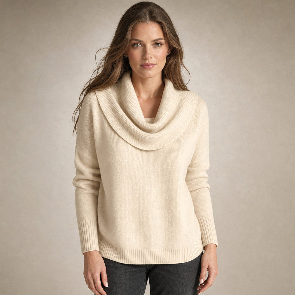 Ragintraud | Rollkragenpullover mit drapiertem Kragen in Beige – Premium Editorial