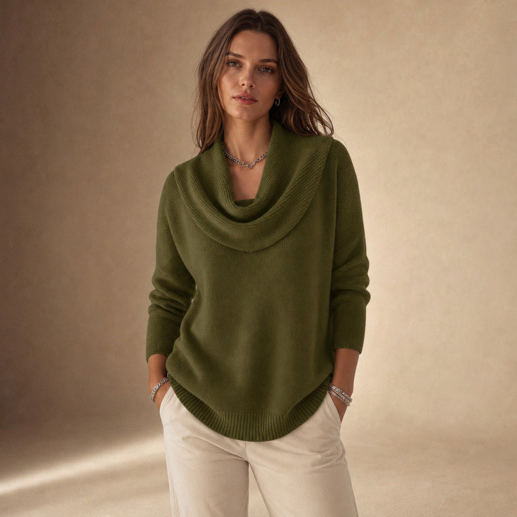 Ragintraud | Rollkragenpullover mit drapiertem Kragen in Grün – Premium Editorial