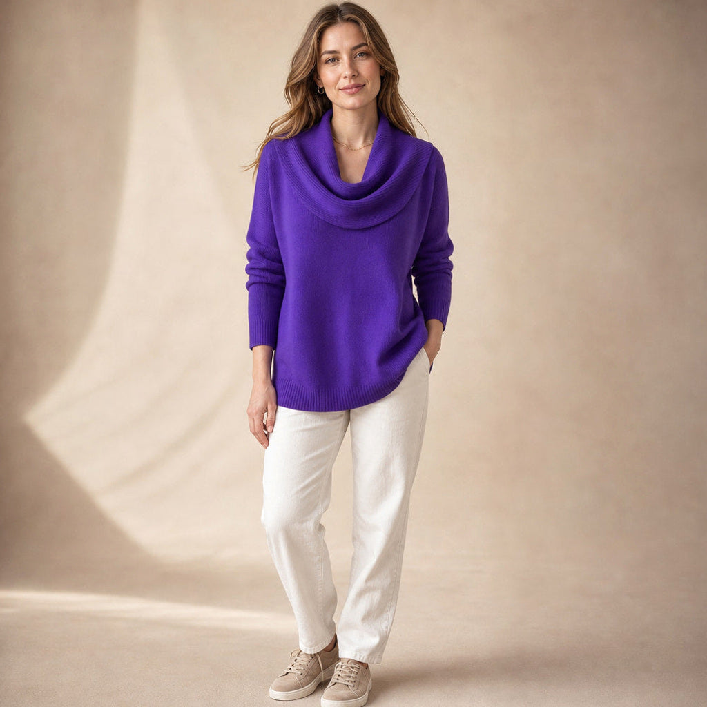 Ragintraud | Rollkragenpullover mit drapiertem Kragen in Lila – Premium Editorial
