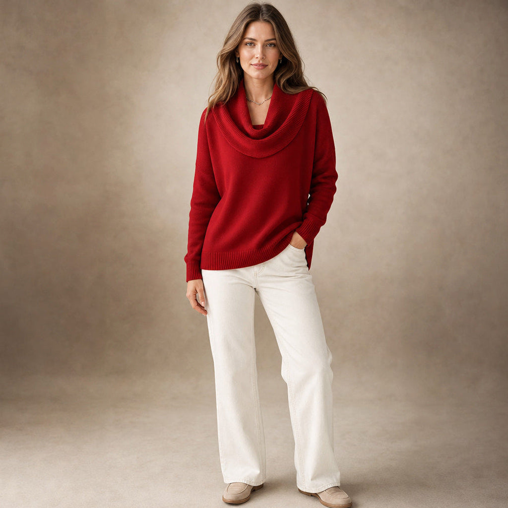 Ragintraud | Rollkragenpullover mit drapiertem Kragen in Rot – Premium Editorial