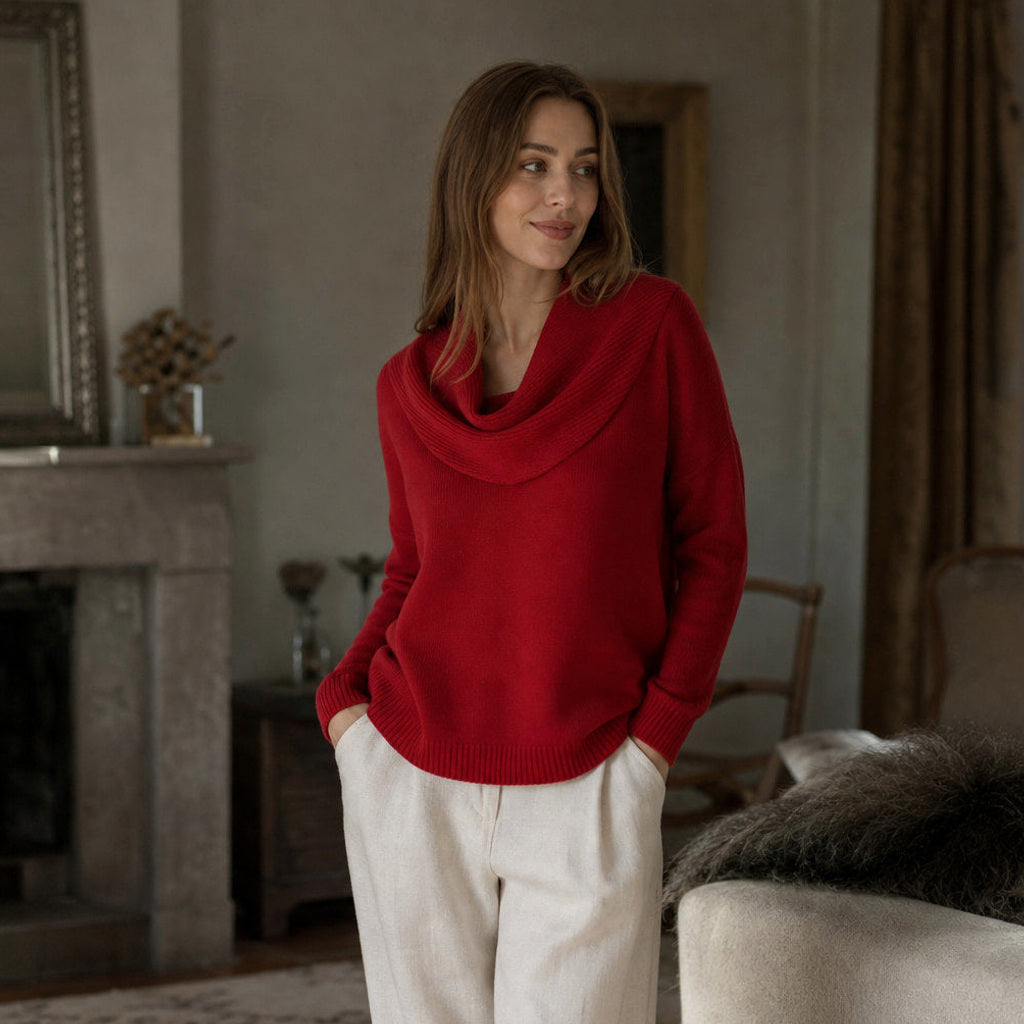 Ragintraud | Rollkragenpullover mit drapiertem Kragen Rot – Gestyltes Editorial-Foto