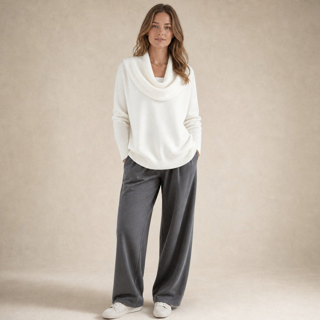 Ragintraud | Rollkragenpullover mit drapiertem Kragen in Weiß – Premium Editorial