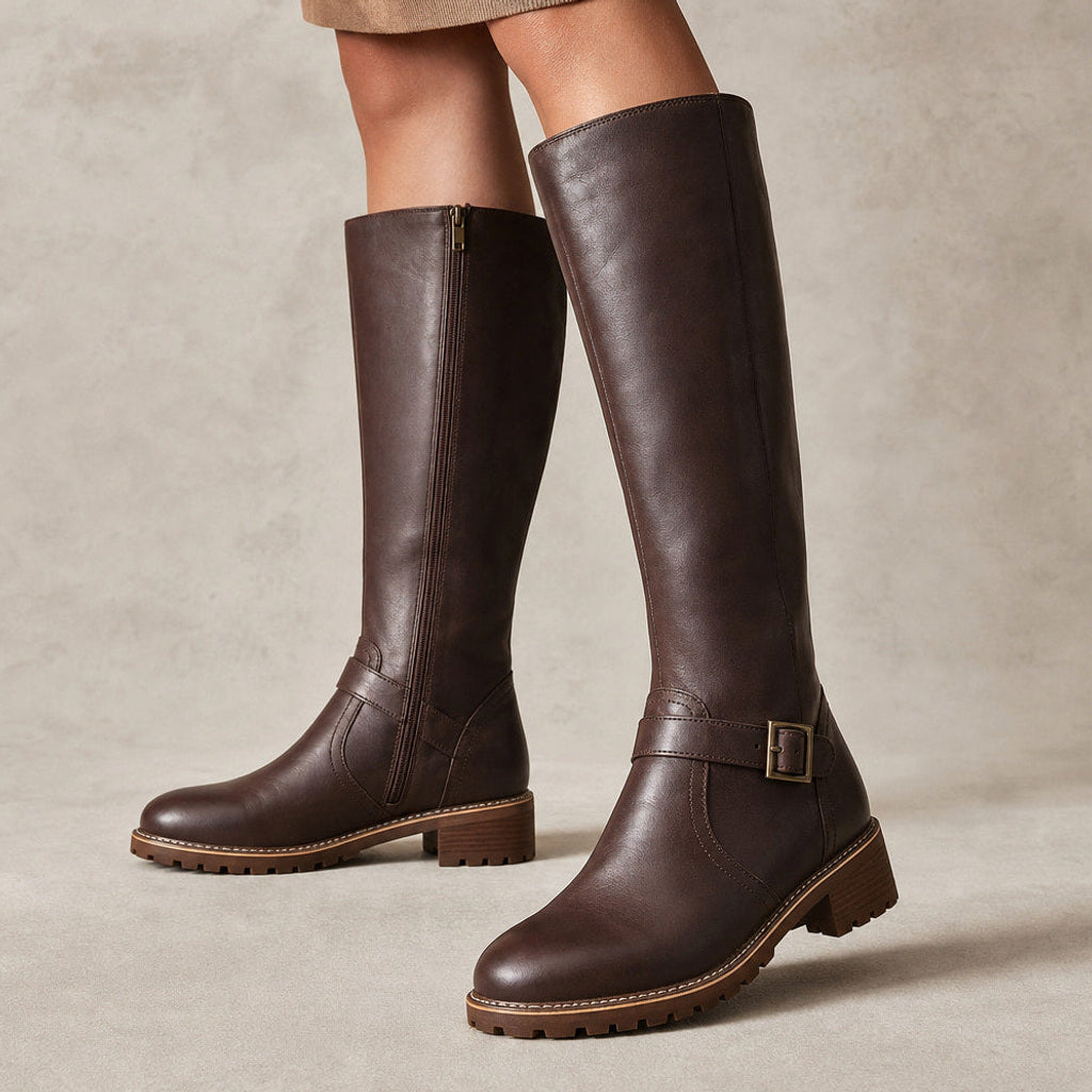 Raika | Chelsea Boots mit hohem Schaft und Seitenzip in Dunkelbraun – Premium Editorial