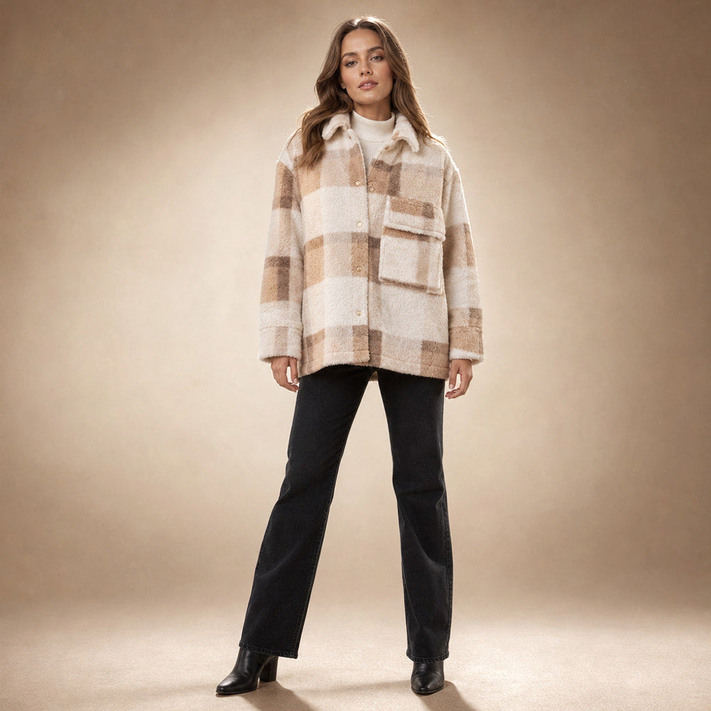 Rainhild | Samtjacke mit Karomuster und Stehkragen Weiß in Weiß – Premium Editorial