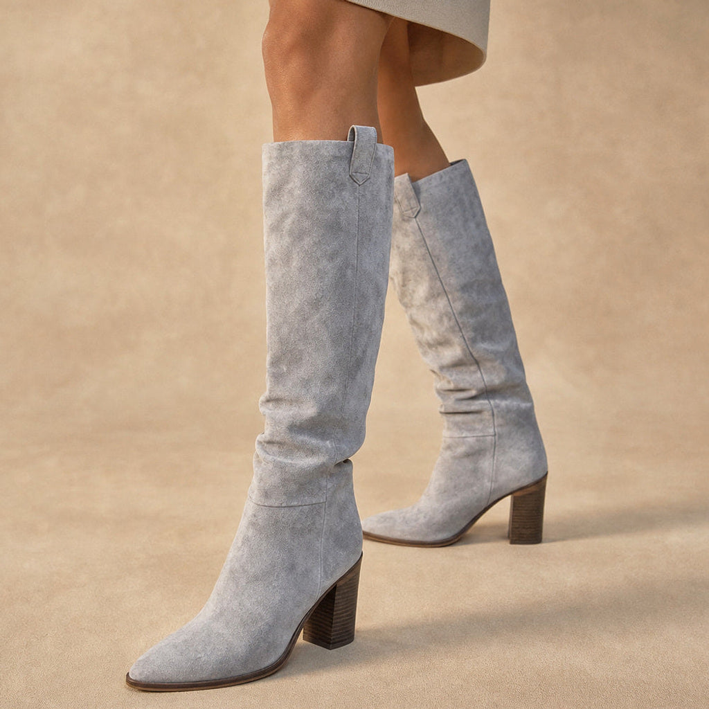 Ramhild | Overknee Stiefel mit spitzer Kappe und Blockabsatz in Grau – Premium Editorial