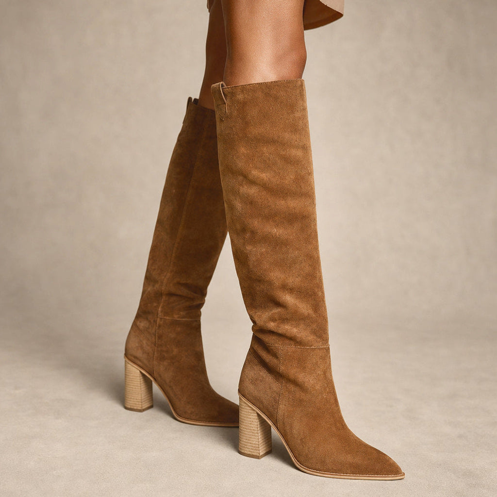 Ramhild | Overknee Stiefel mit spitzer Kappe und Blockabsatz Hellbraun – Produktfoto