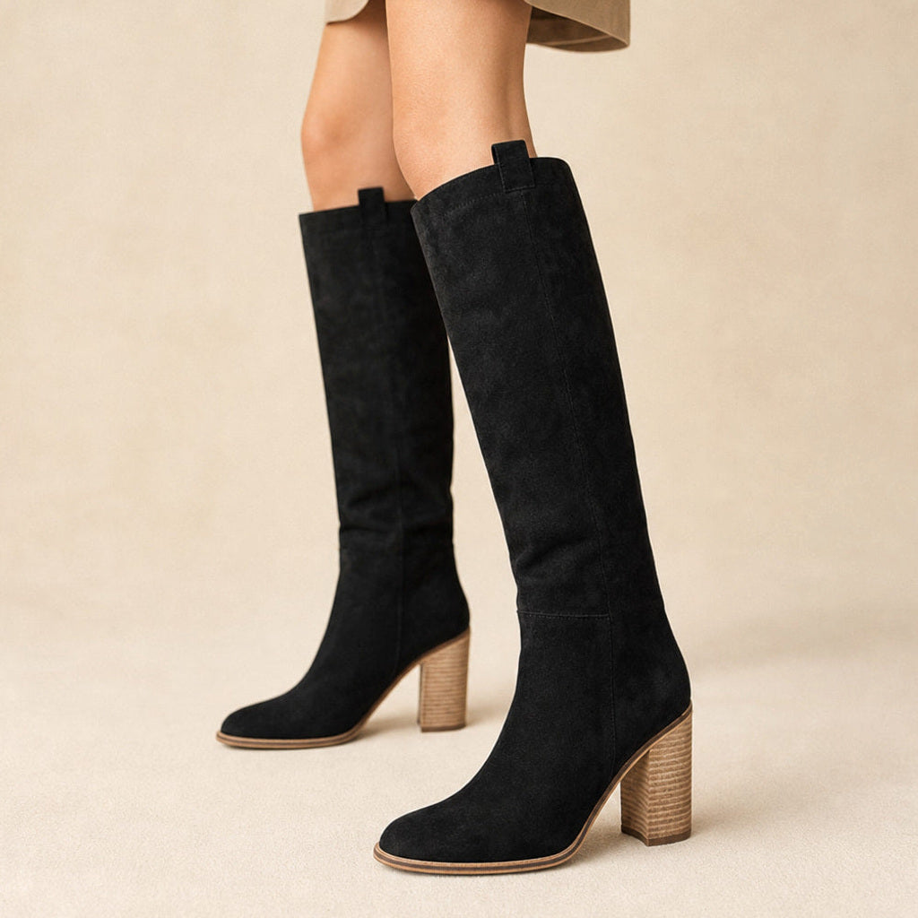 Ramhild | Overknee Stiefel mit spitzer Kappe und Blockabsatz in Schwarz – Premium Editorial