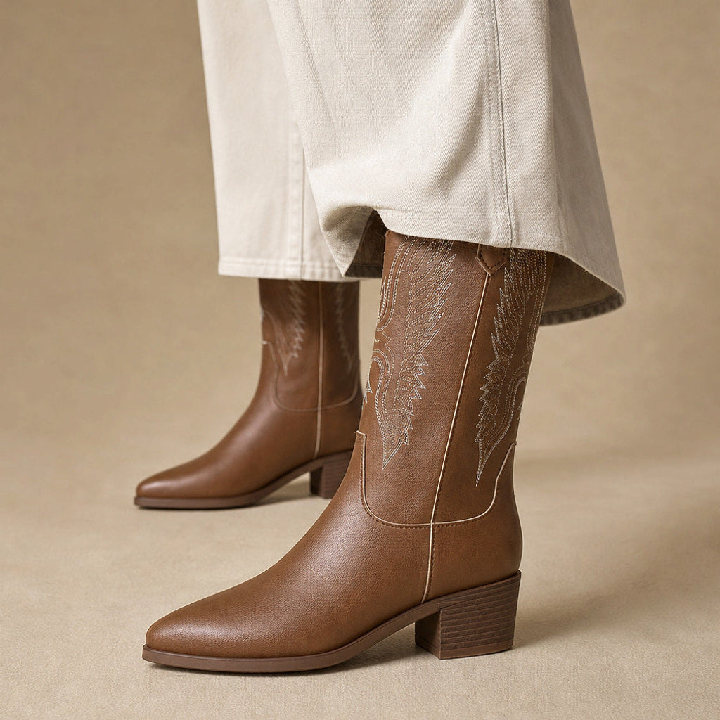 Ravennika | Westernstiefel mit weitem Schaft in Hellbraun – Premium Editorial