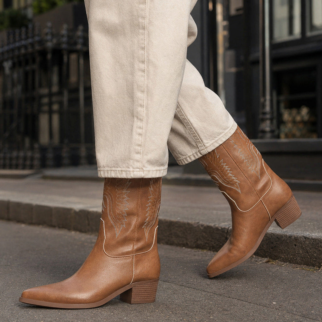 Ravennika | Westernstiefel mit weitem Schaft Hellbraun – Gestyltes Editorial-Foto