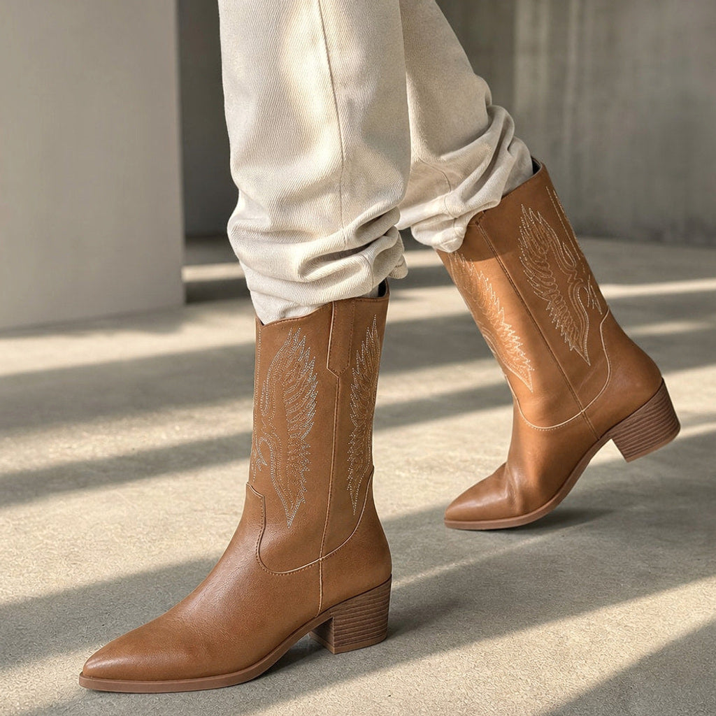 Ravennika | Westernstiefel mit weitem Schaft – Gestyltes Editorial-Foto