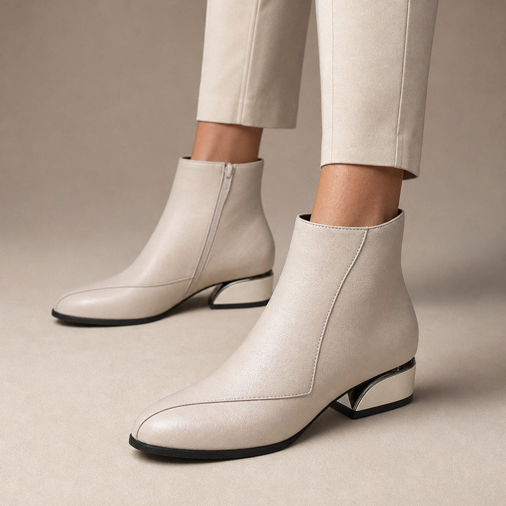Recka | Stiefeletten mit spitzer Kappe und Blockabsatz in Elfenbein – Premium Editorial
