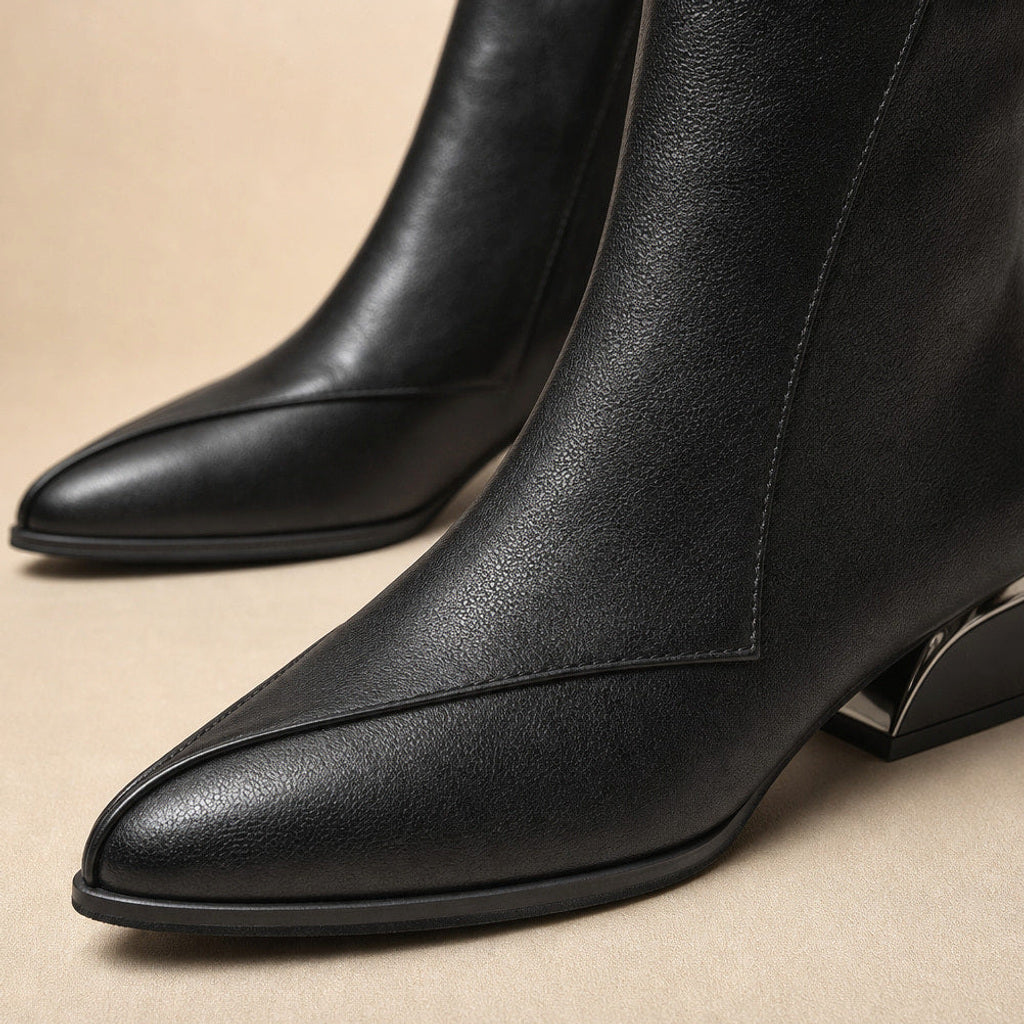 Recka | Stiefeletten mit spitzer Kappe und Blockabsatz Schwarz – Stoff- und Detailaufnahme