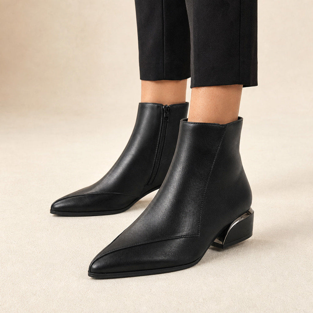 Recka | Stiefeletten mit spitzer Kappe und Blockabsatz in Schwarz – Premium Editorial