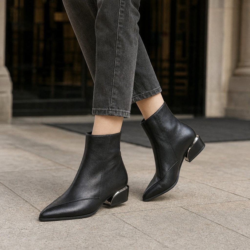 Recka | Stiefeletten mit spitzer Kappe und Blockabsatz Schwarz – Gestyltes Editorial-Foto