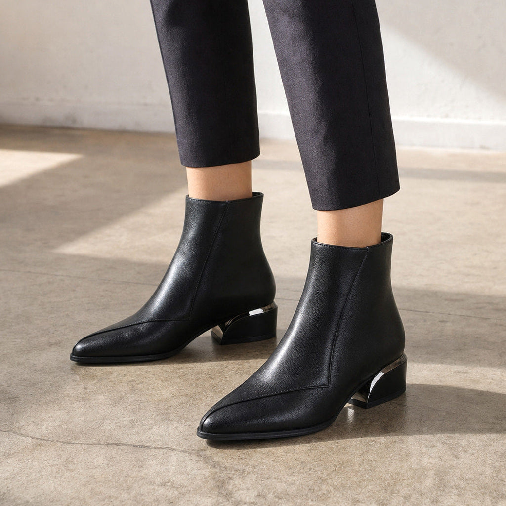 Recka | Stiefeletten mit spitzer Kappe und Blockabsatz – Gestyltes Editorial-Foto