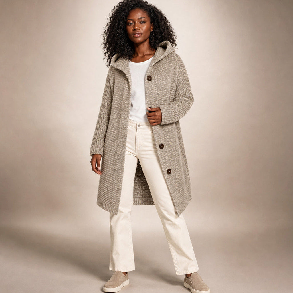 Regenlind | Strickjacke mit Kapuze Grobstrick Hellbraun – Gesamtlook