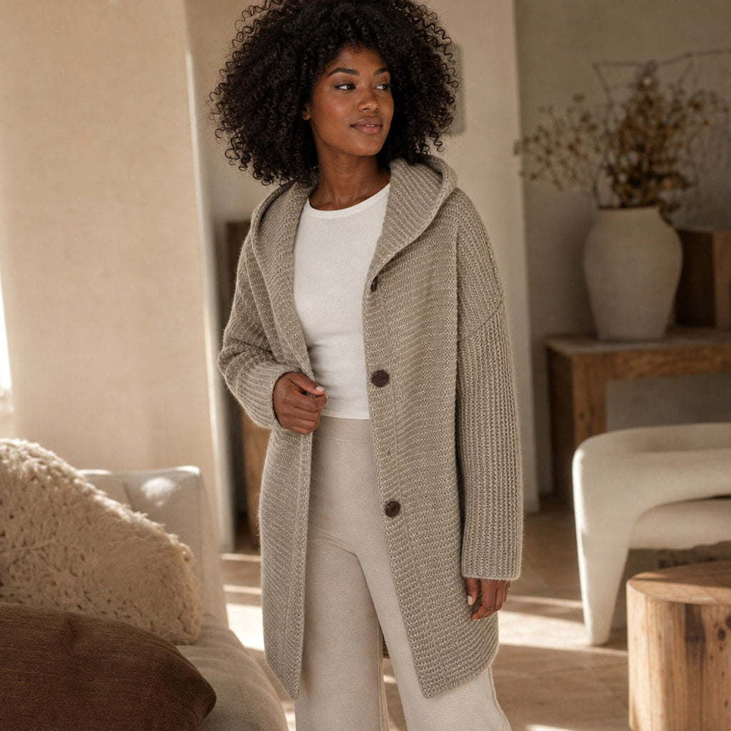 Regenlind | Strickjacke mit Kapuze Grobstrick Hellbraun – Gestyltes Editorial-Foto