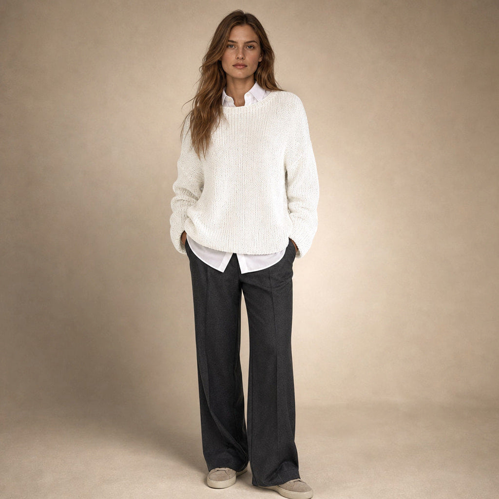 Regindis | Oversized Strickpullover mit Fallschulter in Weiß – Premium Editorial