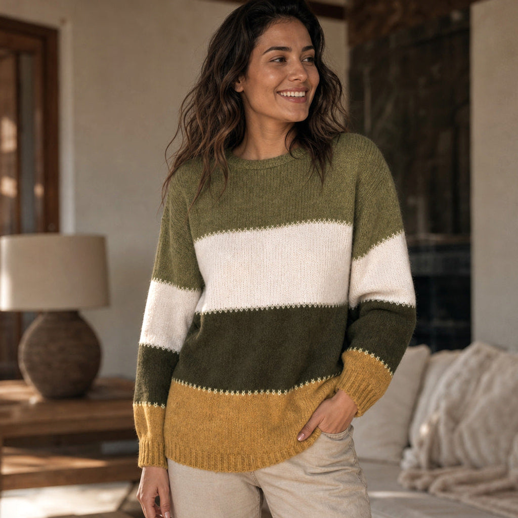 Reinelde | Colourblock-Pullover mit Rundhalsausschnitt Olive Mustard – Gestyltes Editorial-Foto