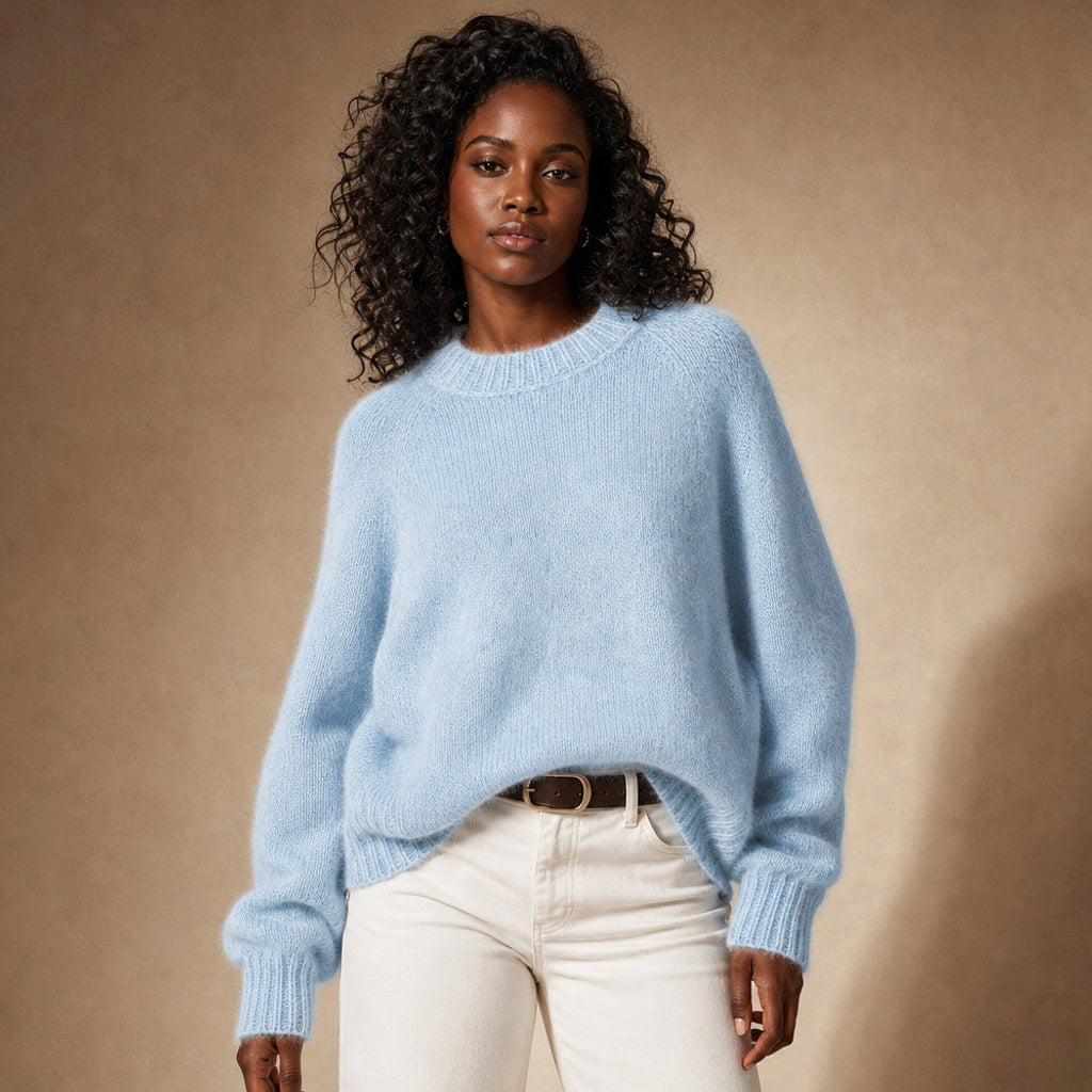 Reinhilde | Flauschstrick-Pullover mit Raglanärmeln in Blau – Premium Editorial