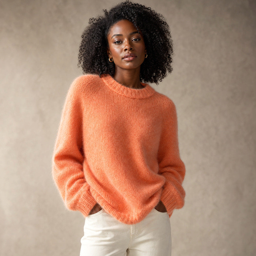 Reinhilde | Flauschstrick-Pullover mit Raglanärmeln in Coral Orange – Premium Editorial