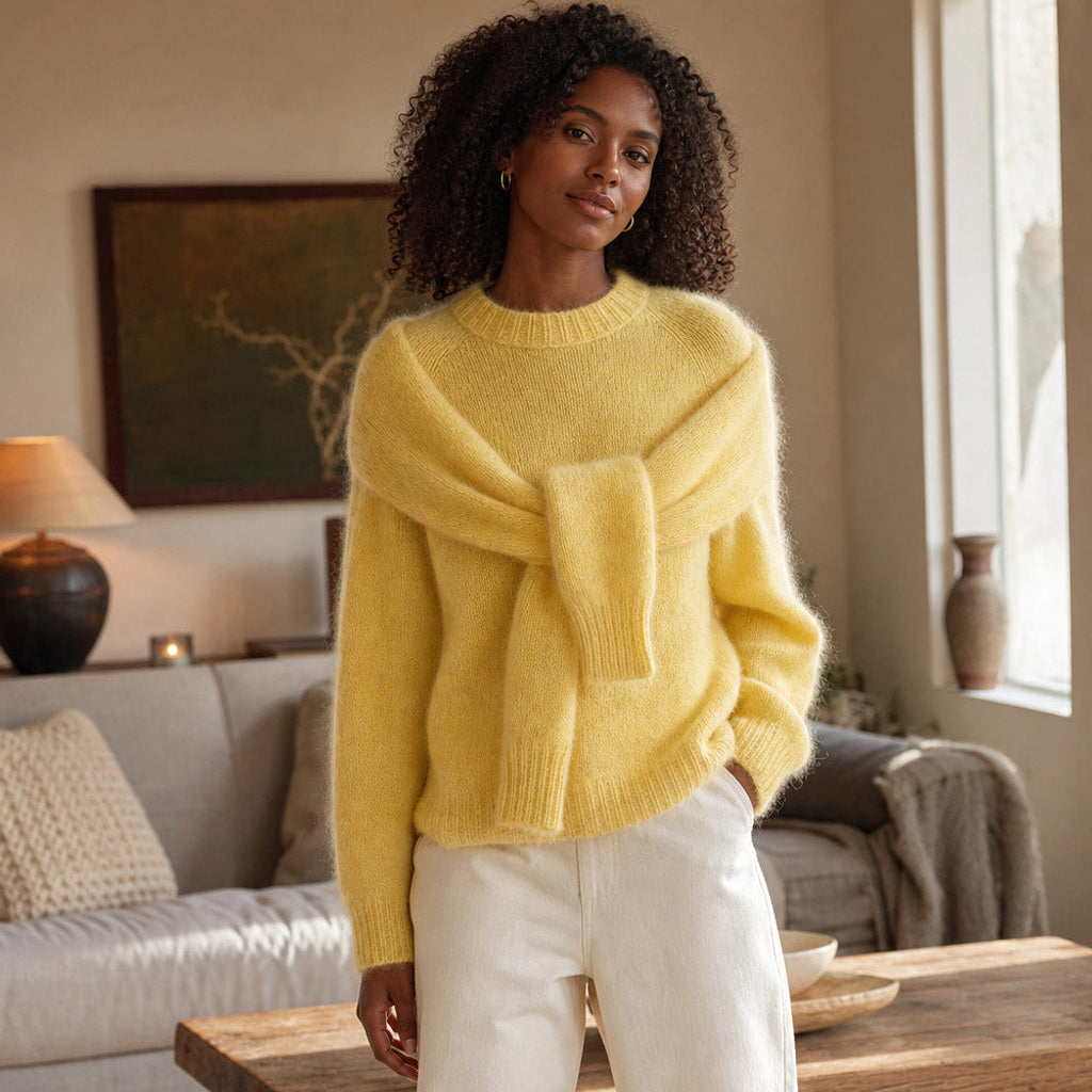 Reinhilde | Flauschstrick-Pullover mit Raglanärmeln Lemon Yellow – Gestyltes Editorial-Foto