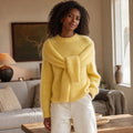 Reinhilde | Flauschstrick-Pullover mit Raglanärmeln Lemon Yellow – Gestyltes Editorial-Foto