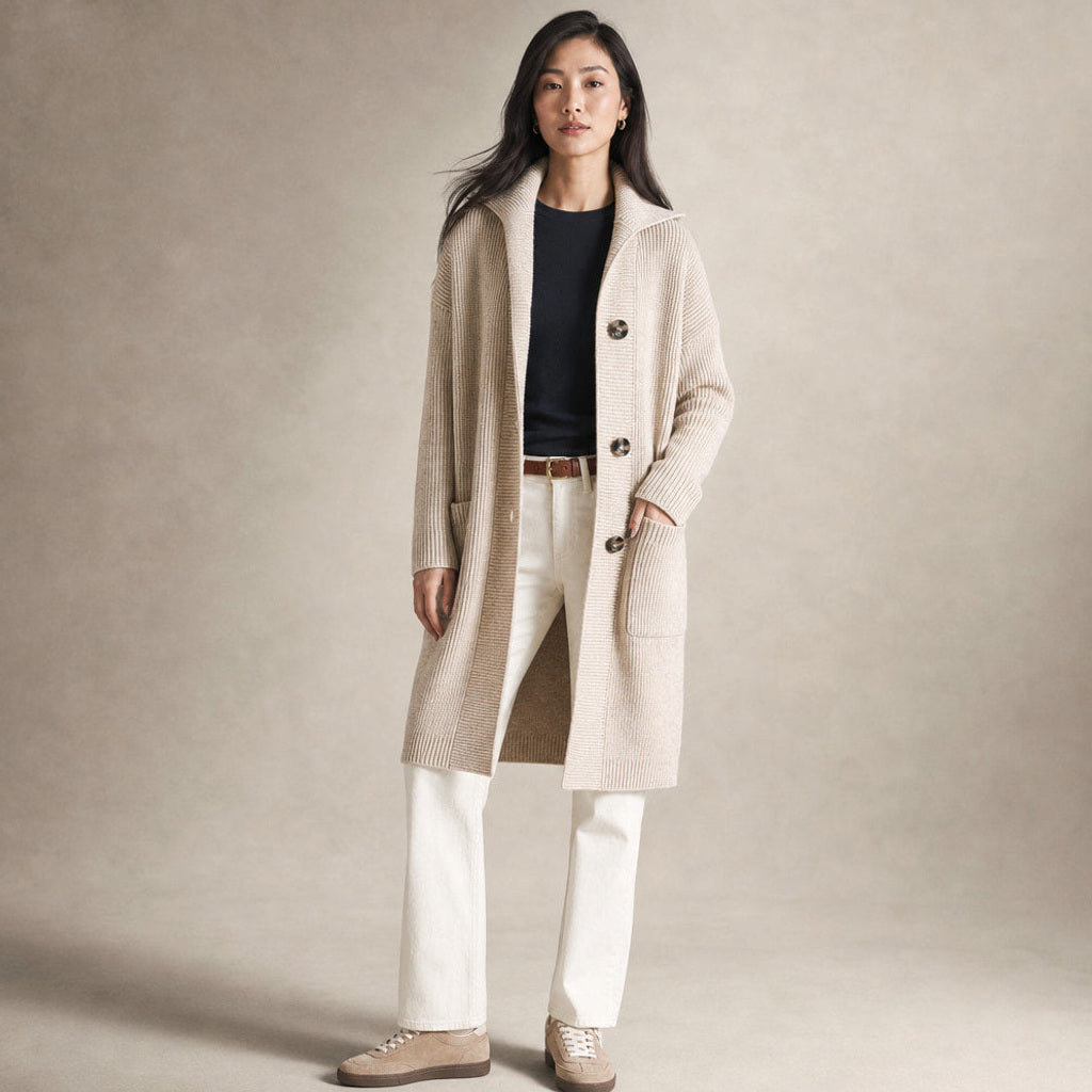 Reinhilt | Lange Strickjacke mit Zierknöpfen Beige – Gesamtlook