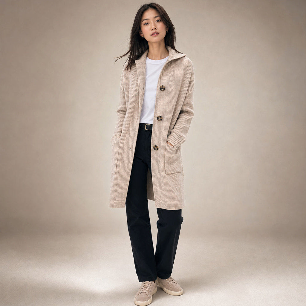 Reinhilt | Lange Strickjacke mit Zierknöpfen in Beige – Premium Editorial