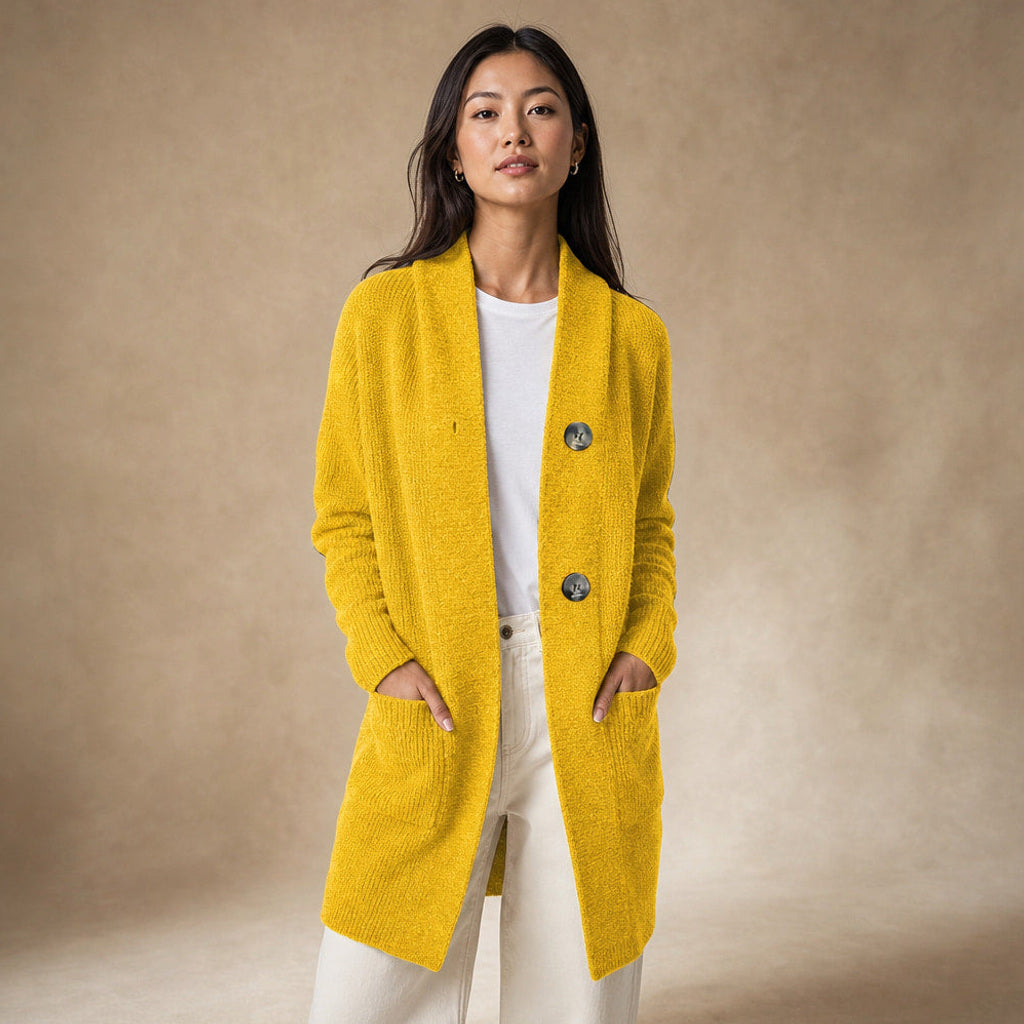Reinhilt | Lange Strickjacke mit Zierknöpfen in Gelb – Premium Editorial
