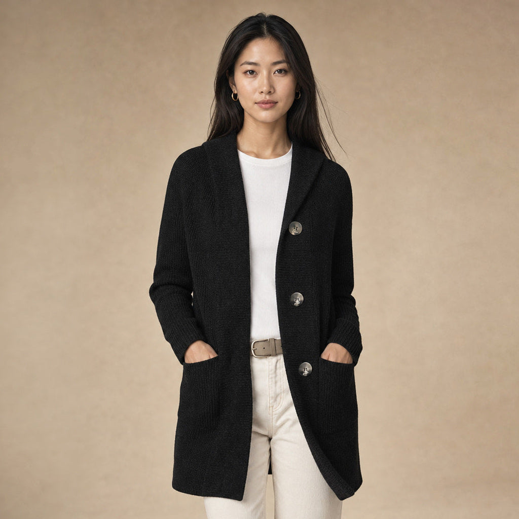 Reinhilt | Lange Strickjacke mit Zierknöpfen in Schwarz – Premium Editorial