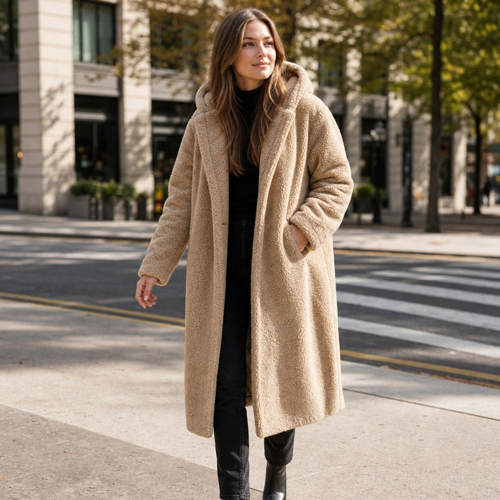 Reinka | Teddymantel mit Fleecefutter Beige – Gestyltes Editorial-Foto
