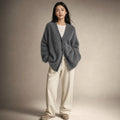 Renate | Strickjacke mit tiefem V-Ausschnitt in Flauschoptik – Produktfoto