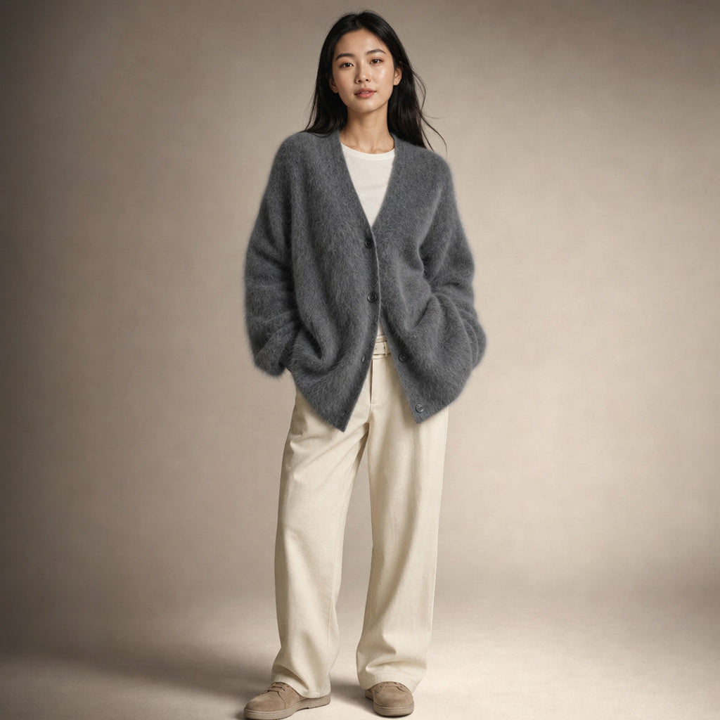 Renate | Strickjacke mit tiefem V-Ausschnitt in Flauschoptik – Produktfoto