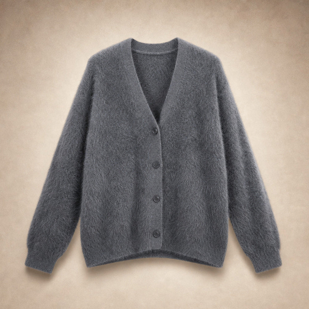 Renate | Strickjacke mit tiefem V-Ausschnitt in Flauschoptik – Produktfoto